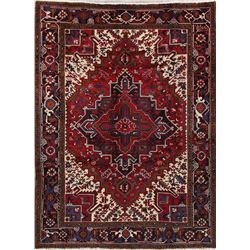 A WOOL HAND KNOTTED ORIENTAL AREA RUG.