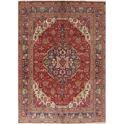 A WOOL HAND KNOTTED ORIENTAL RUG.