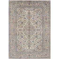 A WOOL HAND KNOTTED FLORAL ORIENTAL AREA RUG.