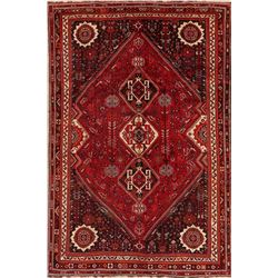 A WOOL HAND KNOTTED ORIENTAL AREA RUG.