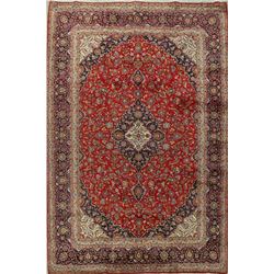 A WOOL HAND KNOTTED ORIENTAL AREA RUG.