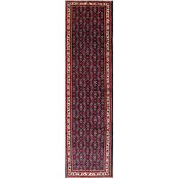 A WOOL HAND KNOTTED ZANJAN ORIENTAL RUG RUNNER.