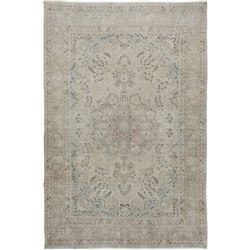 A WOOL HAND KNOTTED FLORAL AREA RUG.