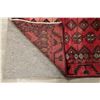 Image 10 : A WOOL HAND KNOTTED BALOUCH ORIENTAL AREA RUG.