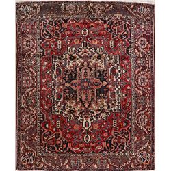 A WOOL HAND KNOTTED ORIENTAL AREA RUG.