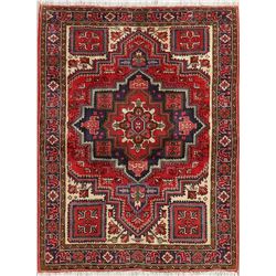 A WOOL HAND KNOTTED ORIENTAL AREA RUG.