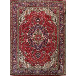 A WOOL HAND KNOTTED FLORAL ORIENTAL AREA RUG.