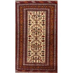 A WOOL HAND KNOTTED BALOUCH ORIENTAL RUG.