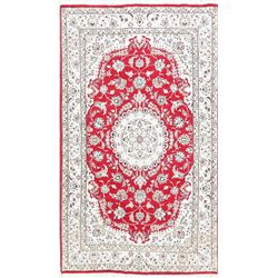 A WOOL HAND KNOTTED FLORAL ORIENTAL AREA RUG.