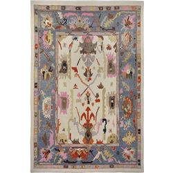 A WOOL HAND KNOTTED OUSHAK ORIENTAL AREA RUG.