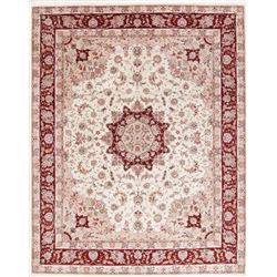 A WOOL HAND KNOTTED FLORAL ORIENTAL AREA RUG.