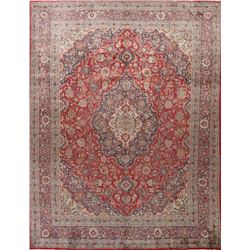 A WOOL HAND KNOTTED FLORAL ORIENTAL AREA RUG.