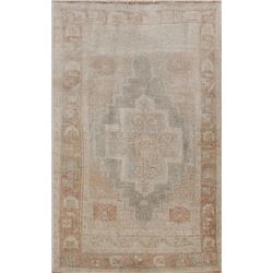 A WOOL HAND KNOTTED OUSHAK ORIENTAL AREA RUG.