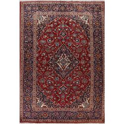 A WOOL HAND KNOTTED FLORAL ORIENTAL AREA RUG.