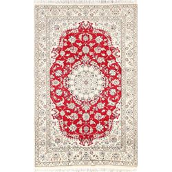 A WOOL HAND KNOTTED ORIENTAL AREA RUG.