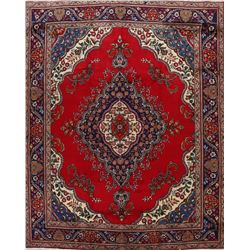 A WOOL HAND KNOTTED FLORAL ORIENTAL AREA RUG.