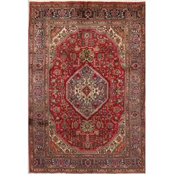 A WOOL HAND KNOTTED ORIENTAL AREA RUG.