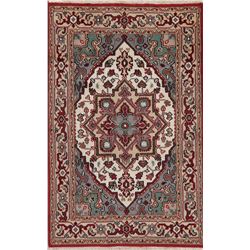 A WOOL HAND KNOTTED HERIZ ORIENTAL AREA RUG.