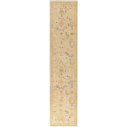A WOOL HAND KNOTTED OUSHAK RUG RUNNER.