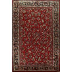 A WOOL HAND KNOTTED MAHAL FLORAL AREA RUG.