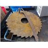 Image 2 : ANTIQUE HAY SAW AND 25 INCH ANTIQUE SAW BLADE