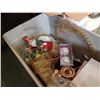 Image 2 : TOTE OF XMAS DECOR
