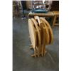 Image 2 : 4 FOLDING MAPLE TV TRAYS ON STAND