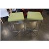 Image 1 : 2 GREEN LEATHER LOOK BAR STOOLS