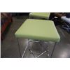 Image 4 : 2 GREEN LEATHER LOOK BAR STOOLS