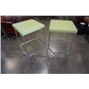 Image 9 : 2 GREEN LEATHER LOOK BAR STOOLS
