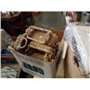 Image 2 : 2 boxes of paper shades and small wicker baskets