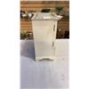 Image 8 : MUSICAL JEWELRY BOX