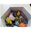 Image 1 : TRAY OF COLLECTIBLE KEY CHAINS