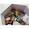 Image 2 : TRAY OF COLLECTIBLE KEY CHAINS