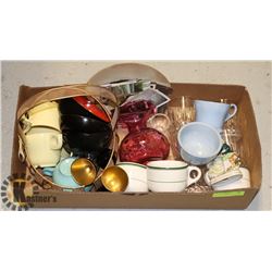 TRAY OF ASSORTED COLLECTIBLES
