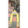 Image 1 : YELLOW PALLET JACK 5,500 LBS.