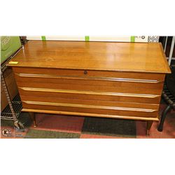 CEDAR CHEST WITH LEGS AND NO KEY 46 X 20 X 27