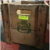 Image 2 : VINTAGE CANADA DRY CRATE WITH 4 VINTAGE BOTTLES
