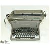 Image 1 : VINTAGE UNDERWOOD TYPEWRITER.