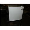Image 1 : Mini Fridge