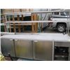 Image 2 : LARGE REFRIGERATED STAINLESS COUNTER WITH STAINLESS STEEL SHELVES AND HEAT LAMP.