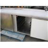 Image 3 : LARGE REFRIGERATED STAINLESS COUNTER WITH STAINLESS STEEL SHELVES AND HEAT LAMP.