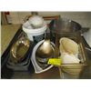 Image 1 : LOT OF MISC. PANS, MEASURING CUPS, ETC.