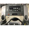 Image 2 : LIFE FITNESS 95TI COMMERCIAL INCLINE FLEXDECK TREADMILL, 120V/20A PLUG