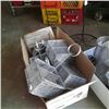 Image 2 : 2 boxes of wire planters and bottle carriers