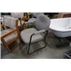 Image 3 : 4 CHAIRS 2 WOOD FRAME 2 METAL FRAME