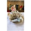 Image 2 : CORAL AND SHELL DRESSER DISH AND CONCH SHELL