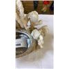 Image 3 : CORAL AND SHELL DRESSER DISH AND CONCH SHELL