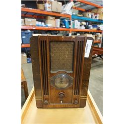 Vintage deforest crosley tube radio