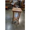 Image 1 : OAK BOBBIN TURNED TABLE